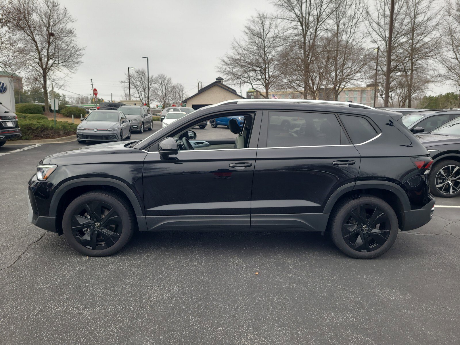 Certified 2025 Volkswagen Taos SE image 8