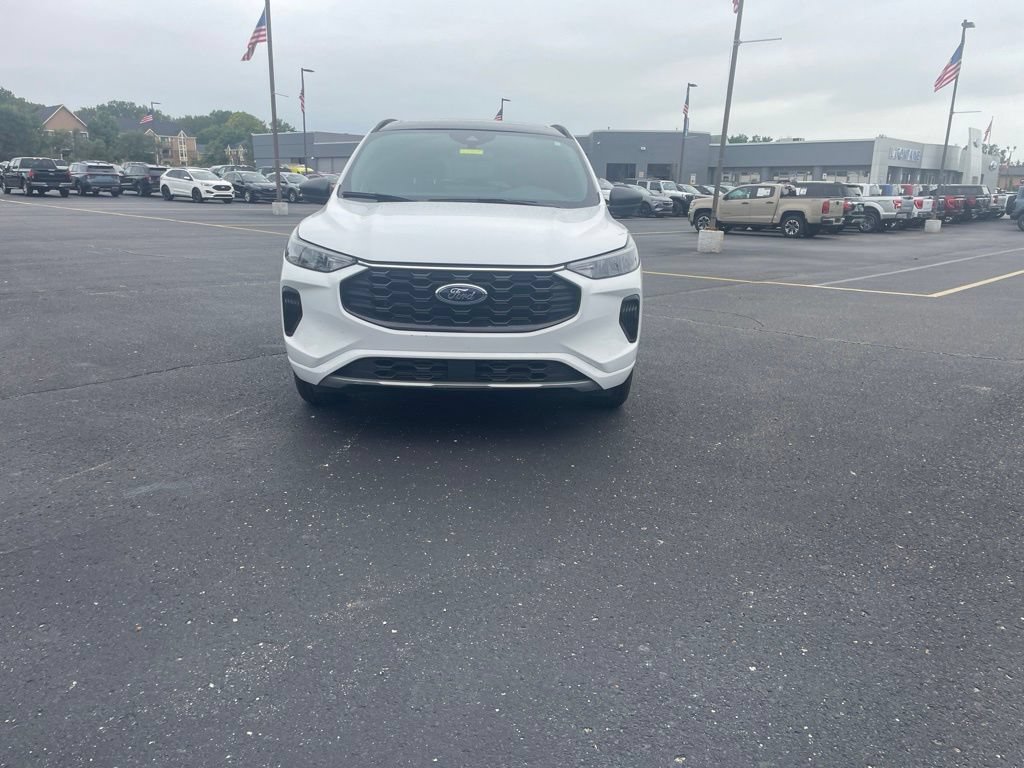 Used 2023 Ford Escape ST-Line w/ Tech Pack #1 AWD/4WD image 2