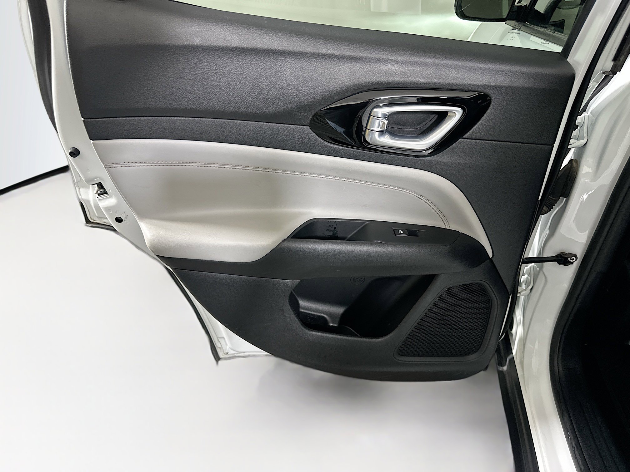 Used 2025 Jeep Compass Limited image 25