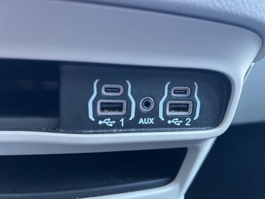 Used 2023 Chrysler Voyager LX image 22