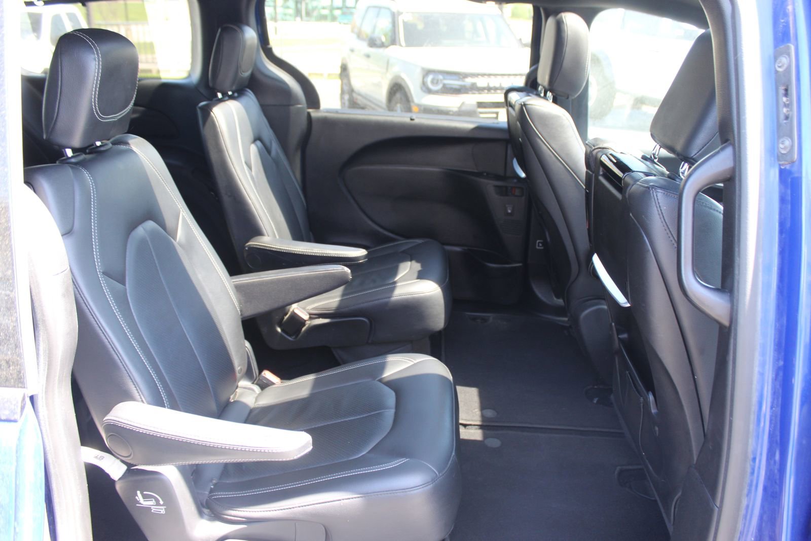 Used 2021 Chrysler Pacifica Touring-L w/ Uconnect Theater Family Group FWD image 13