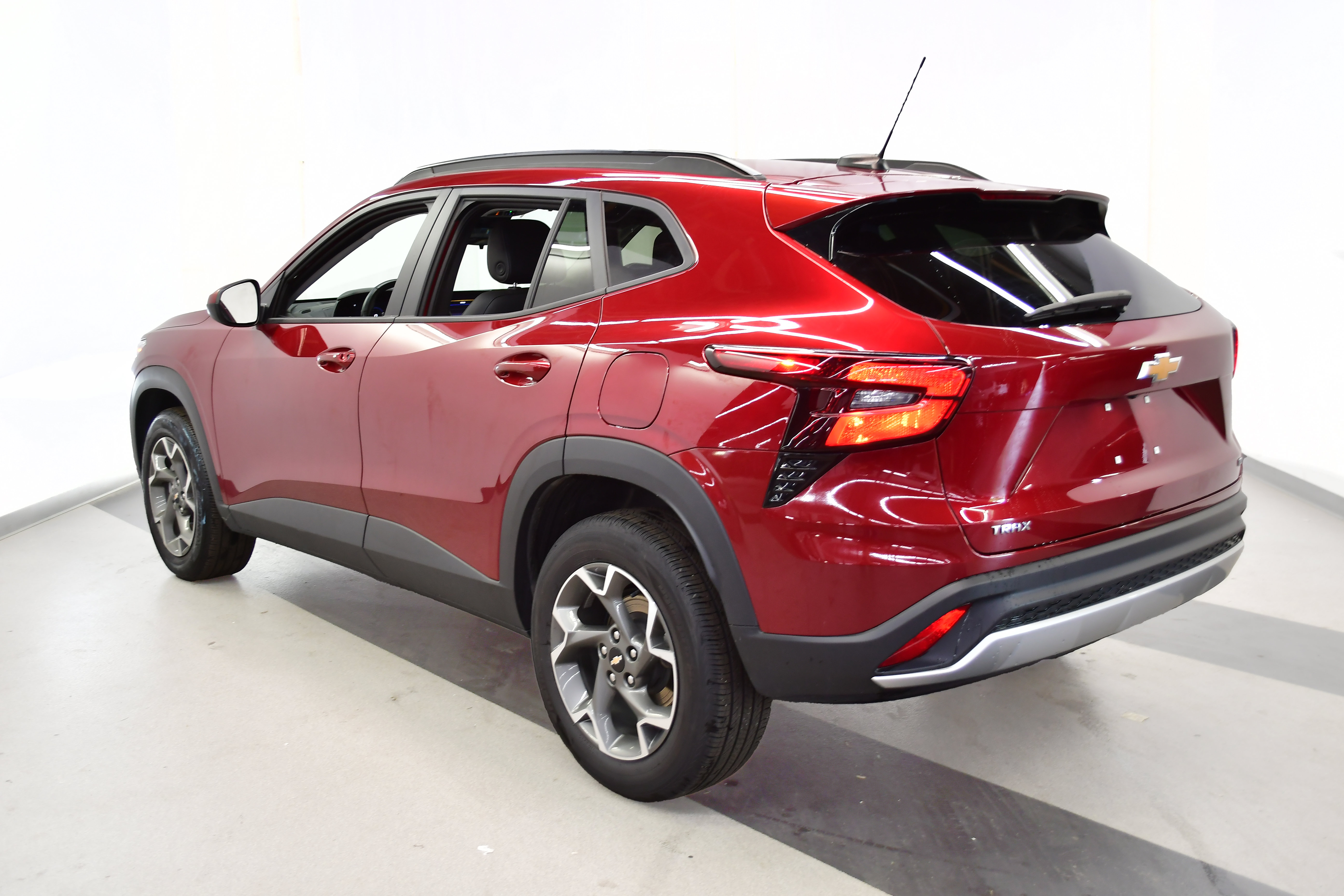 Used 2025 Chevrolet Trax LT w/ LT Convenience Package FWD image 5