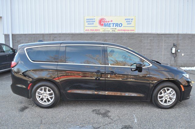 Used 2024 Chrysler Pacifica Touring-L image 9