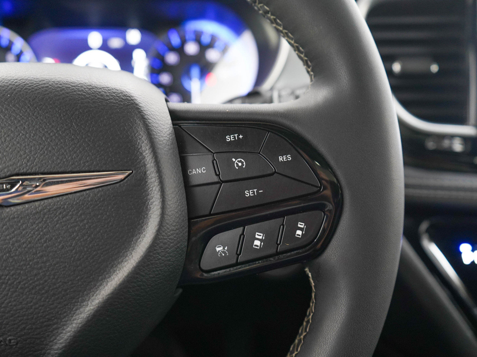 Used 2025 Chrysler Pacifica Limited FWD image 28