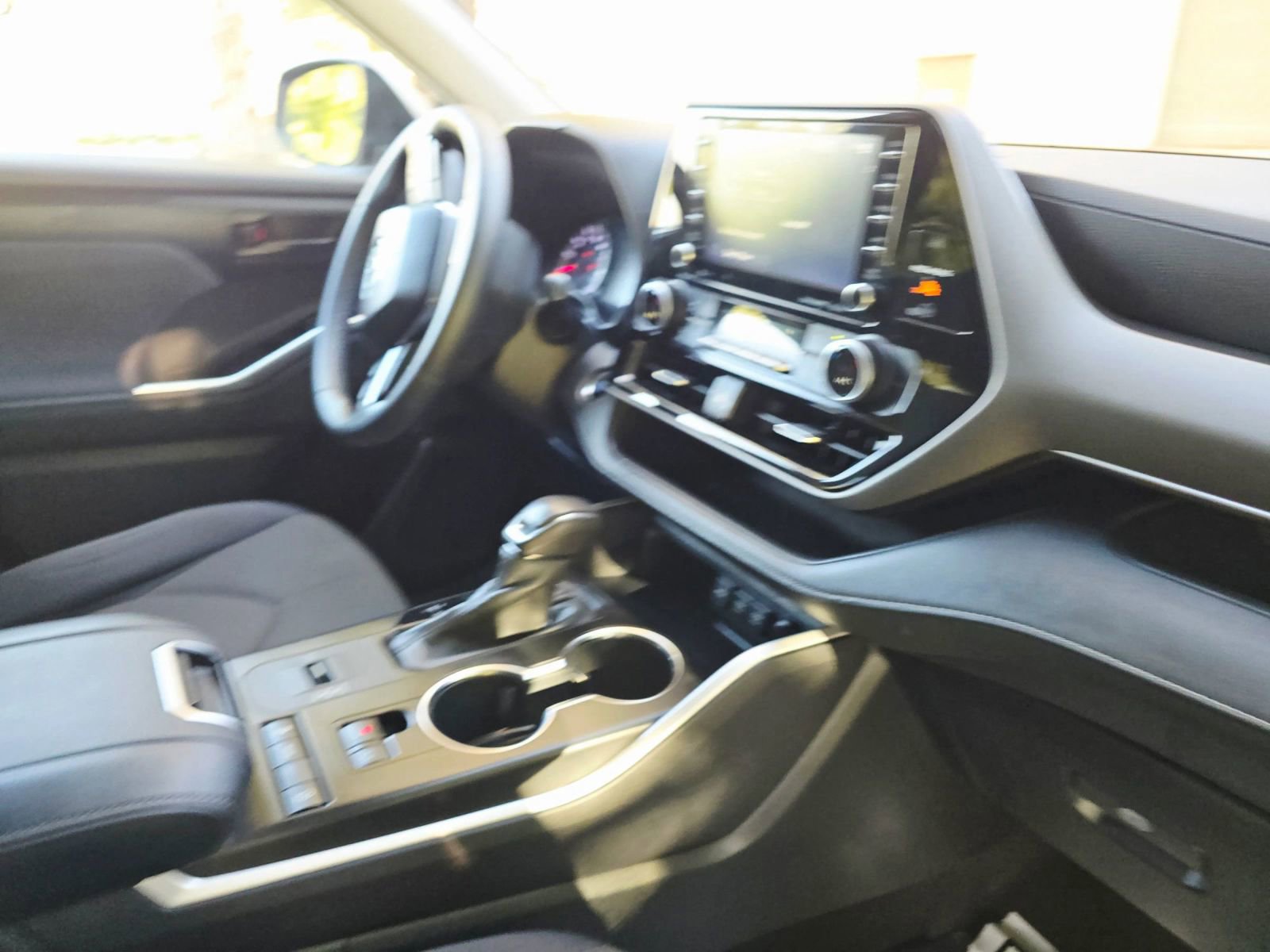 Used 2020 Toyota Highlander LE FWD image 25