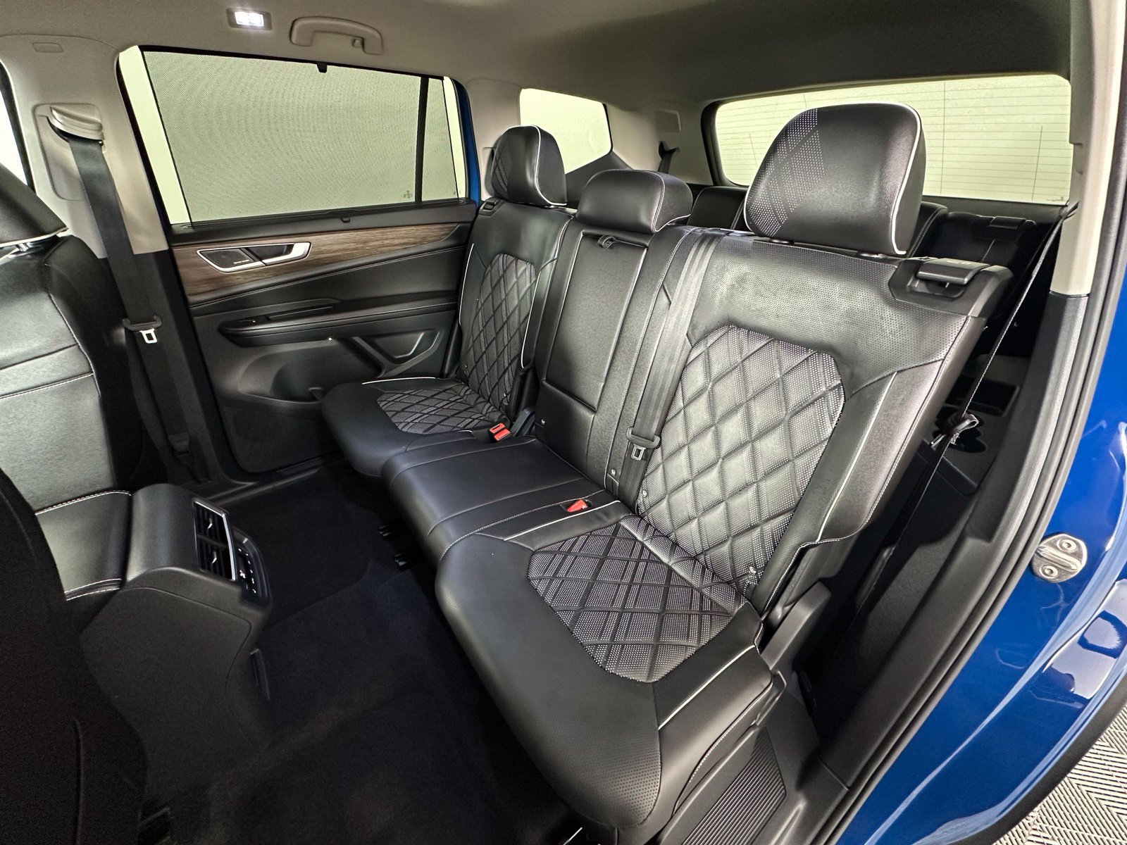 Used 2025 Volkswagen Atlas SEL Premium R-Line AWD/4WD image 30