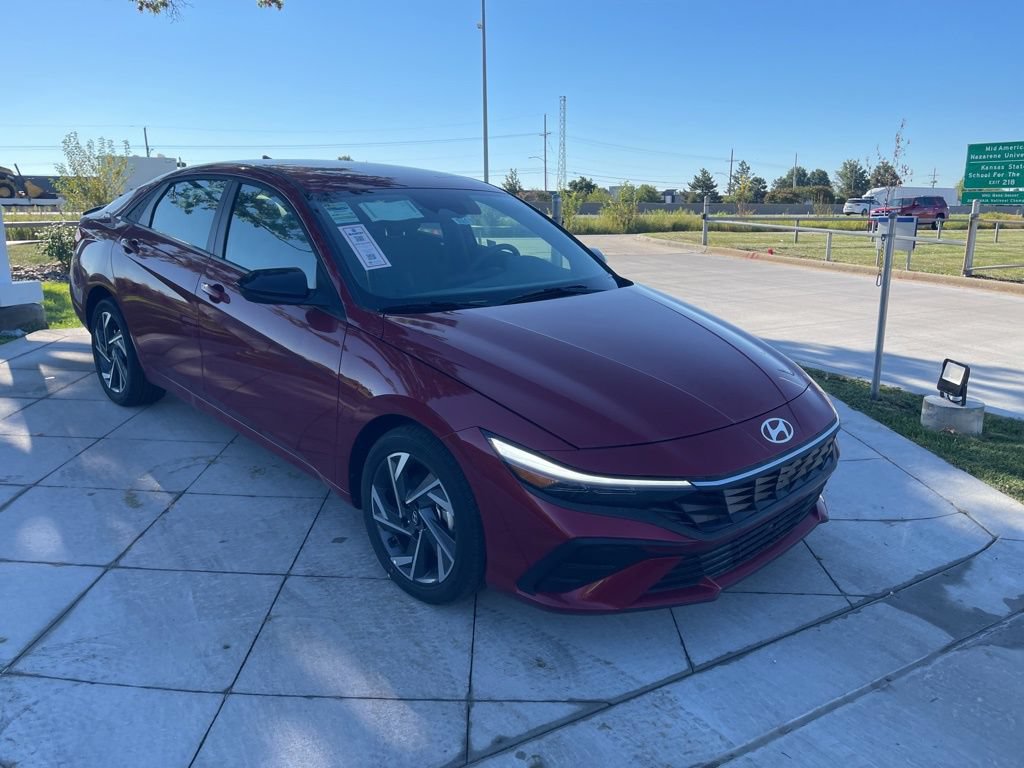 Used 2025 Hyundai Elantra Sport FWD image 2
