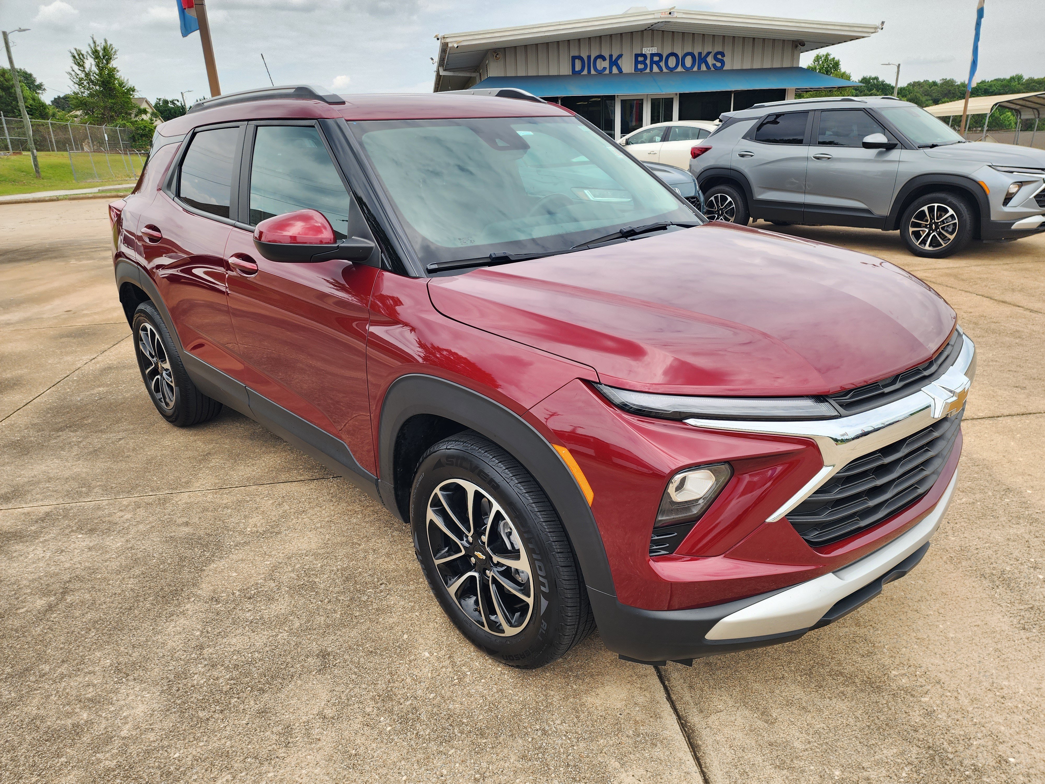 Used 2024 Chevrolet TrailBlazer LT w/ Convenience Package FWD image 2