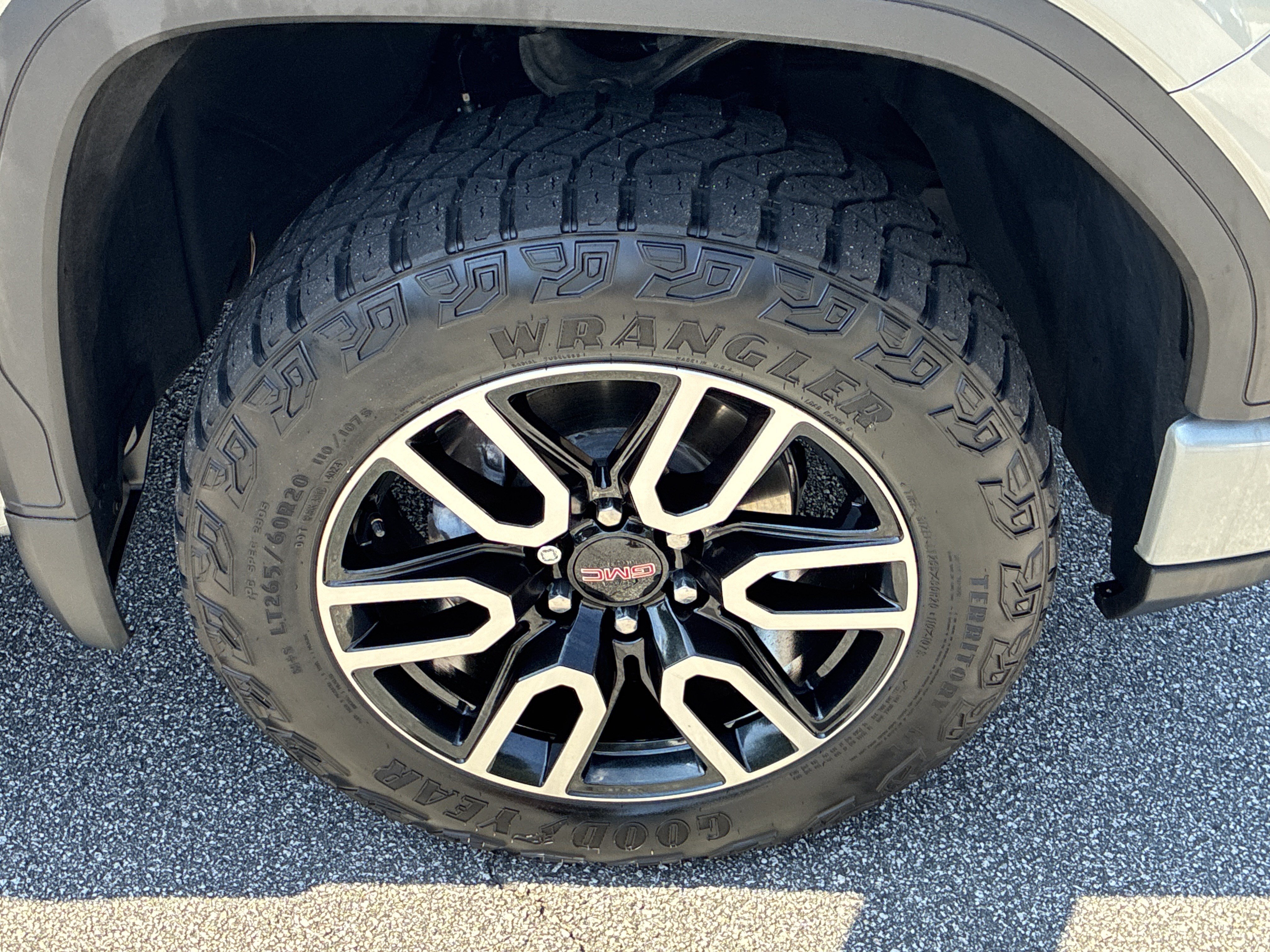 Used 2025 GMC Sierra 1500 AT4 w/ AT4 Premium Package AWD/4WD image 18