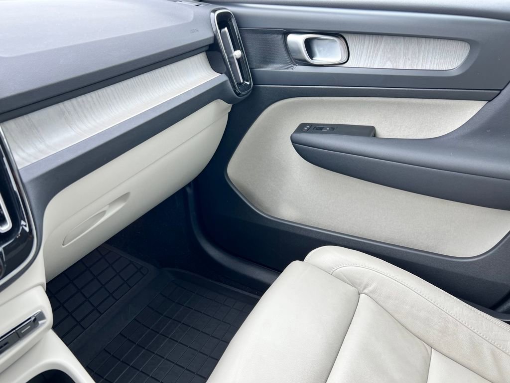 Used 2023 Volvo XC40 B4 Plus image 32