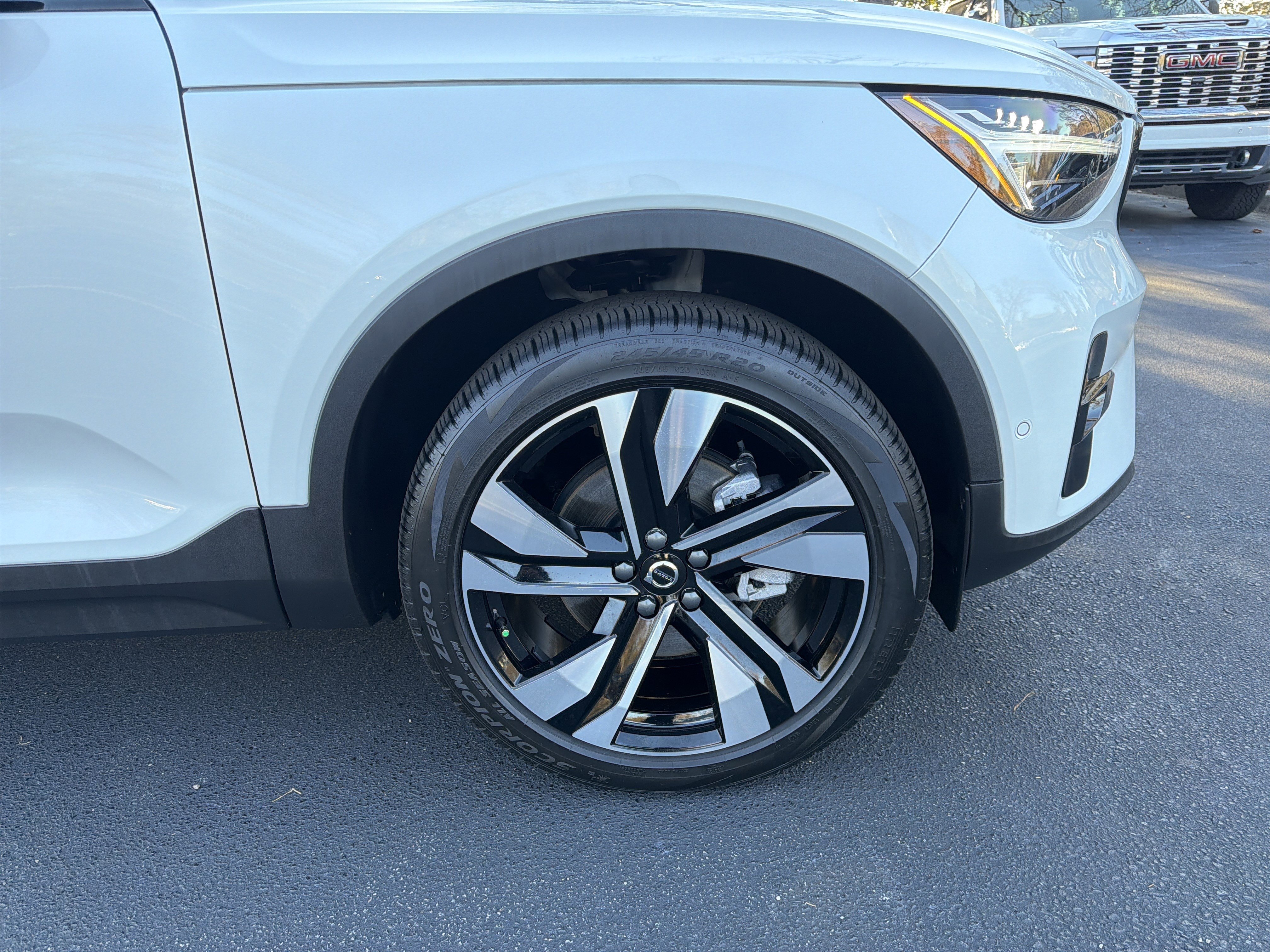 Used 2026 Volvo XC40 B5 Ultra w/ Protection Package Premier image 13