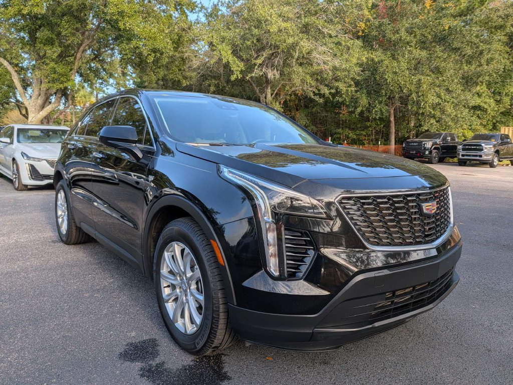 Used 2023 Cadillac XT4 Luxury w/ Cold Weather Package FWD image 9