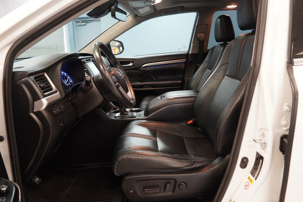 Used 2018 Toyota Highlander SE image 6