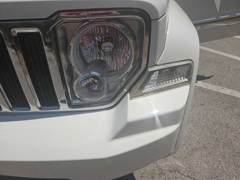 Used 2010 Jeep Liberty Limited w/ Tire & Wheel Group RWD image 12