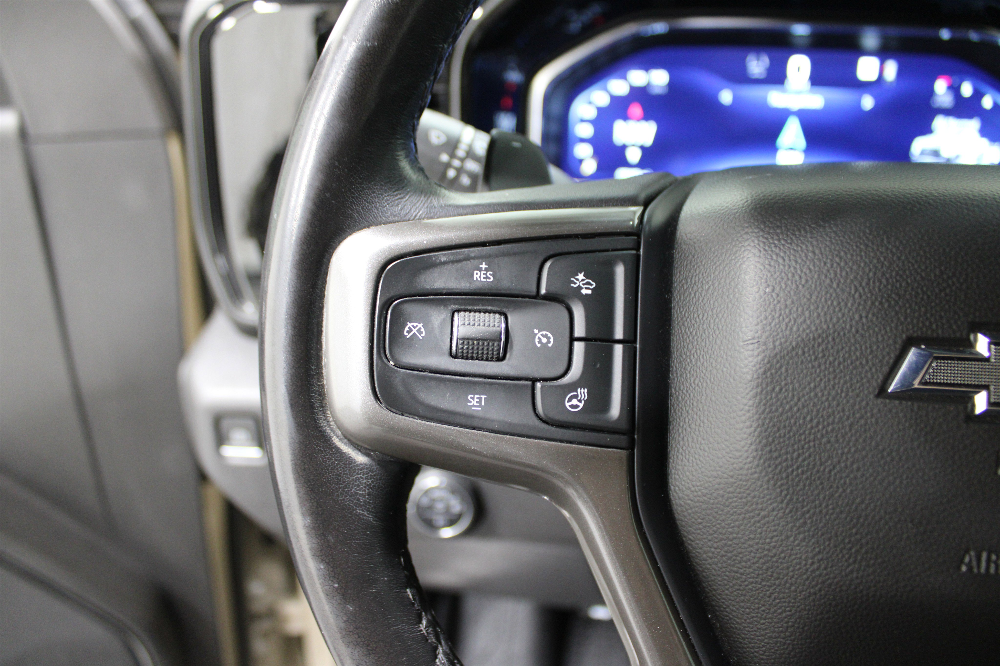 Used 2023 Chevrolet Silverado 1500 ZR2 image 12