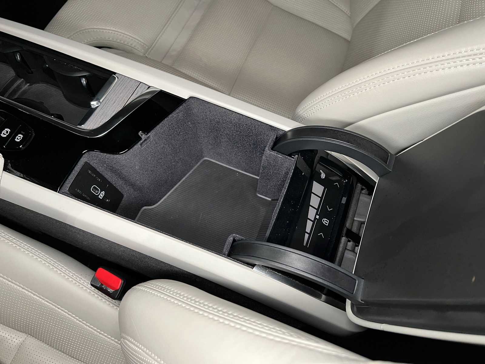 Used 2024 Volvo XC90 B6 Ultimate w/ Lounge Package image 34