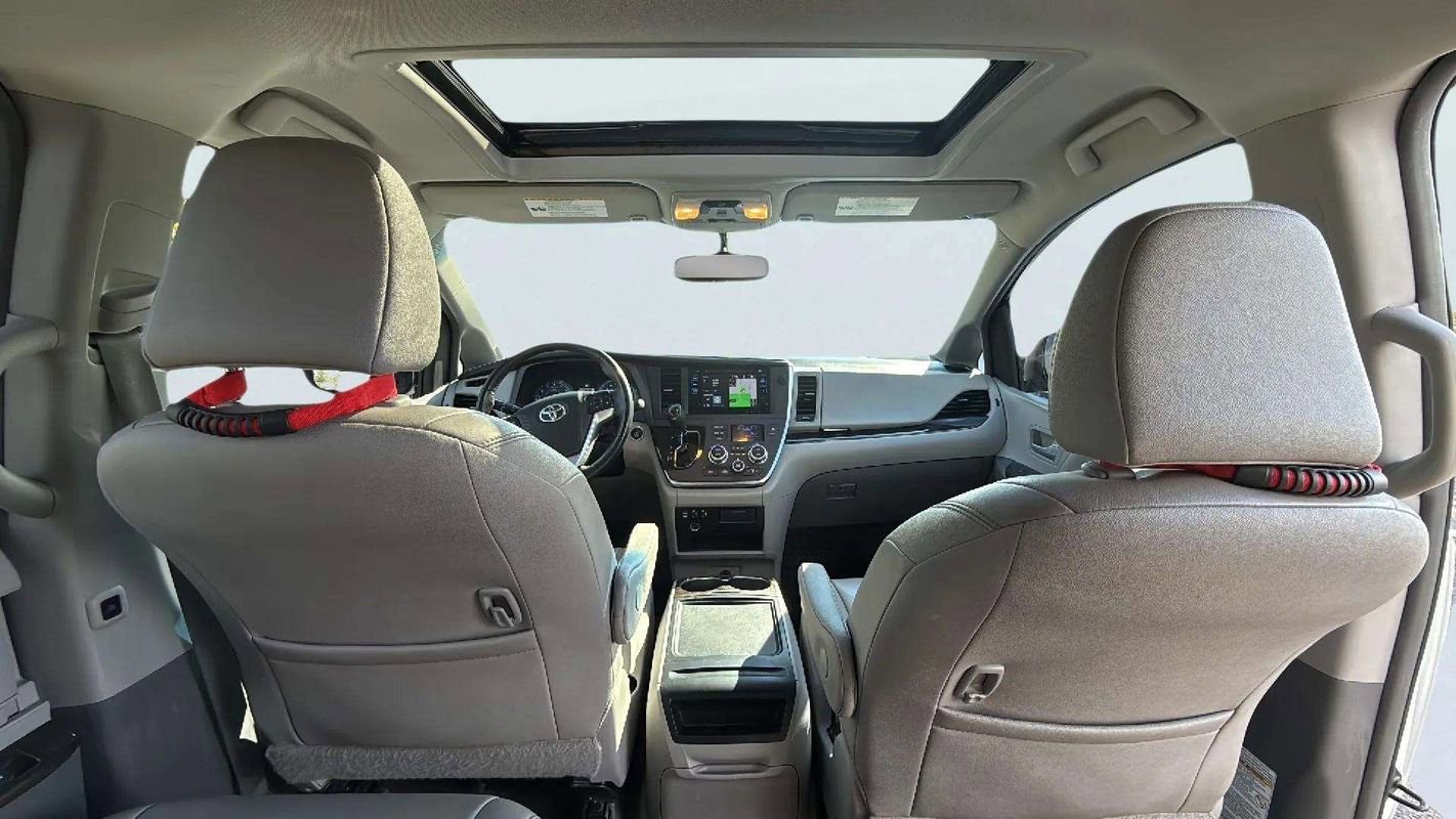 Used 2015 Toyota Sienna XLE image 9