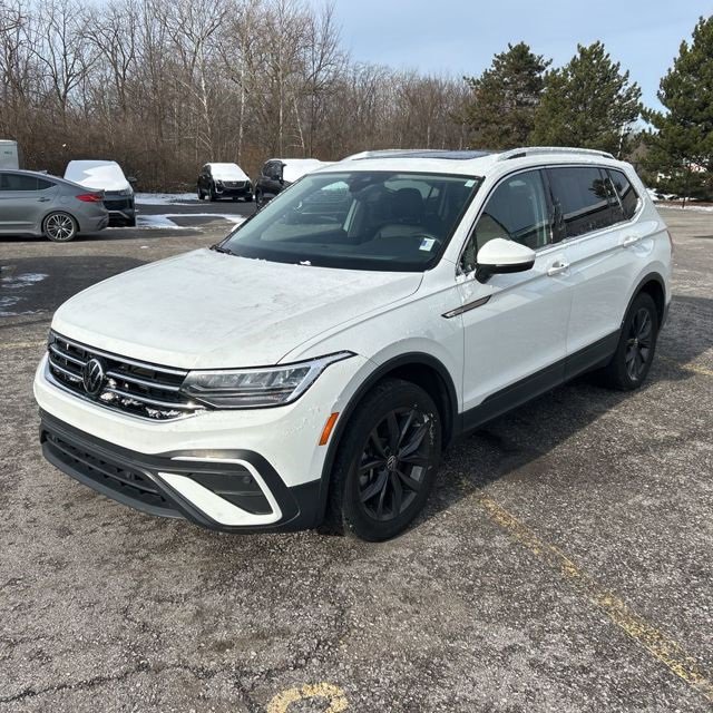 Used 2022 Volkswagen Tiguan SE w/ Panoramic Sunroof Package image 2