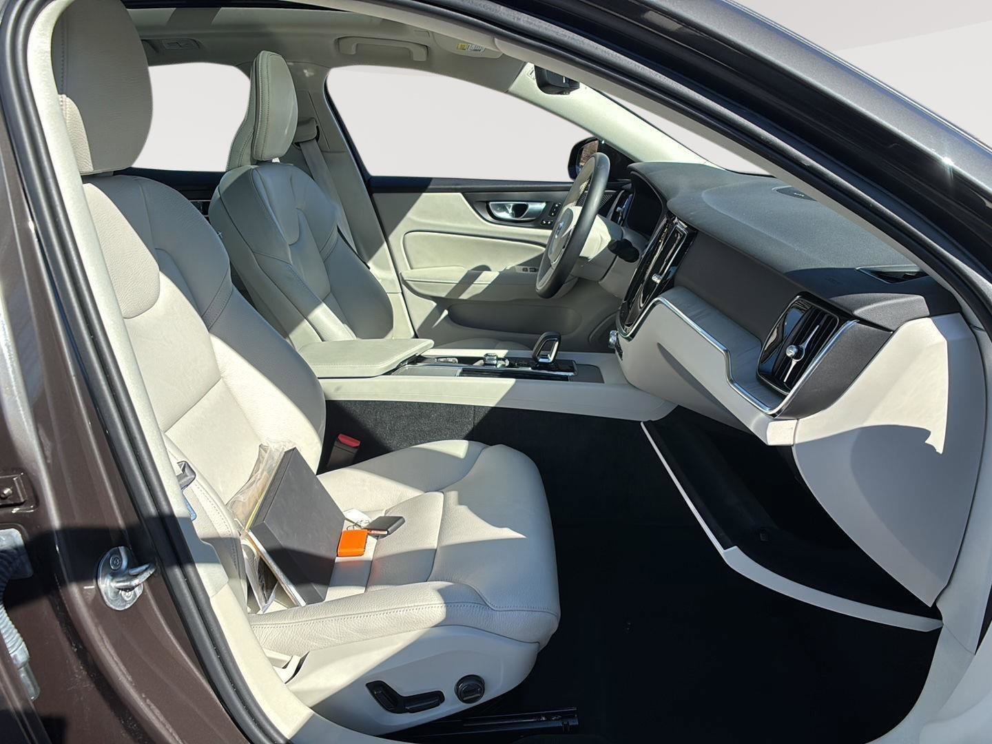 Used 2024 Volvo S60 B5 Plus w/ Climate Package image 9