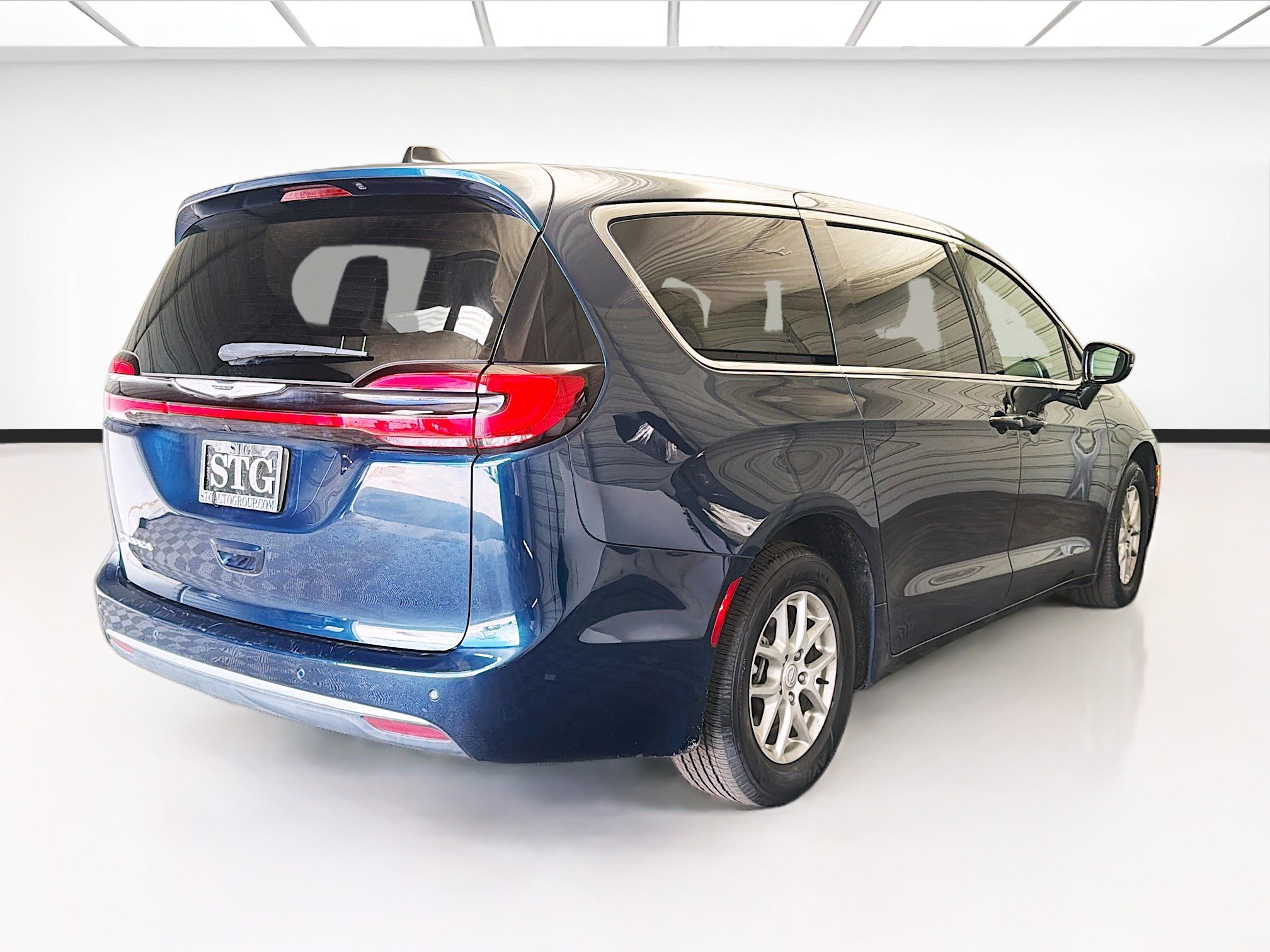 Used 2025 Chrysler Pacifica Select FWD image 4