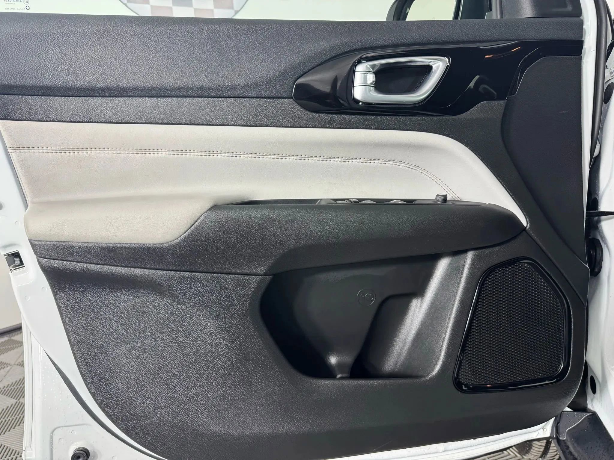 Used 2025 Jeep Compass Limited image 38