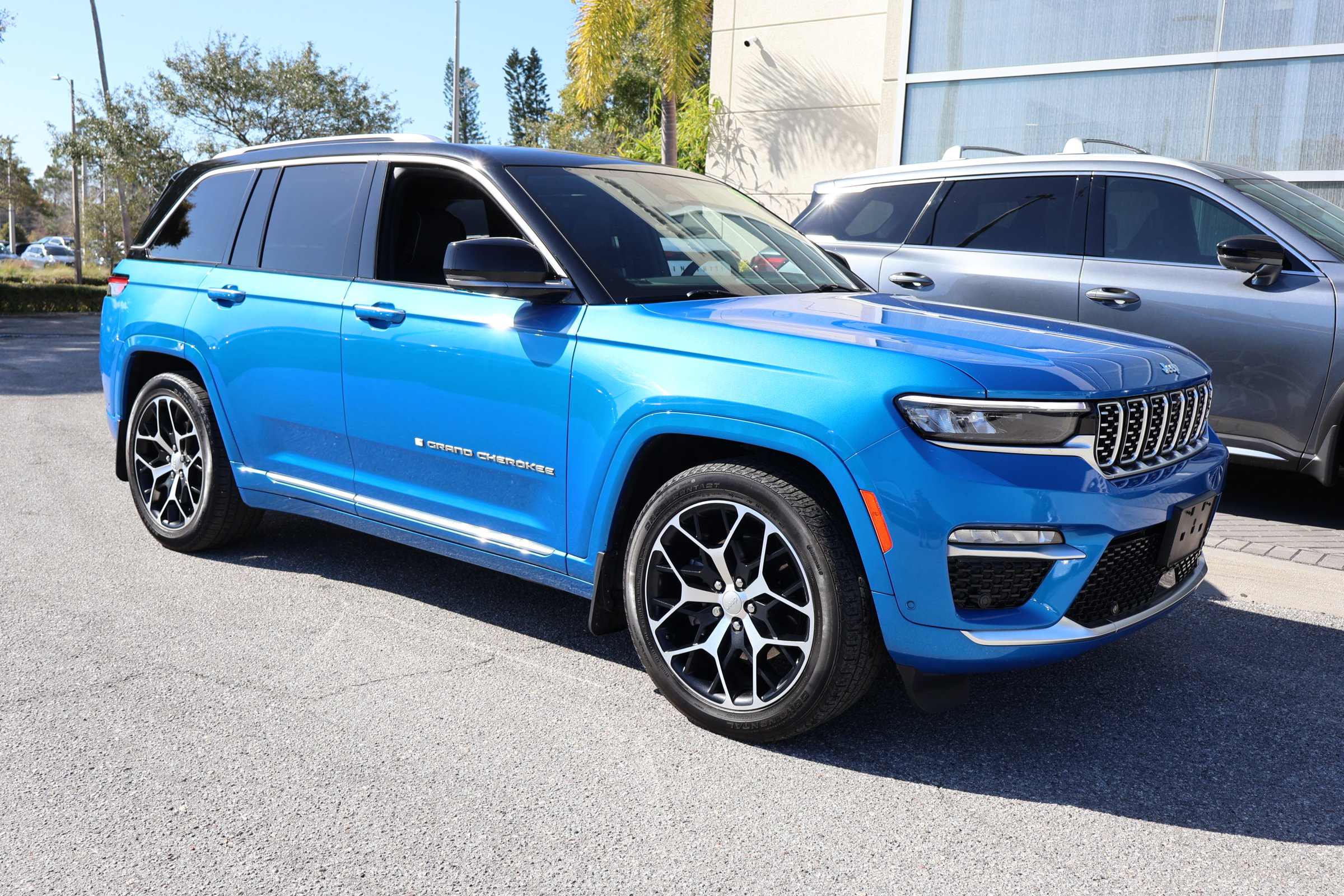 Used 2023 Jeep Grand Cherokee Summit image 12