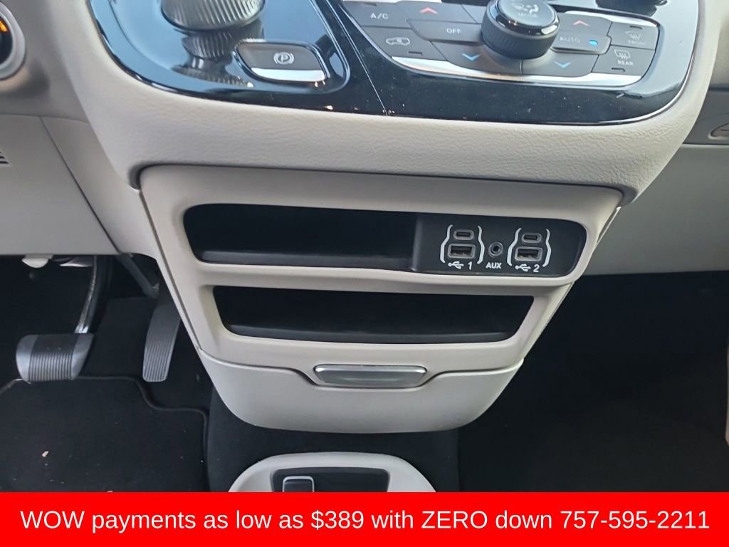 Used 2023 Chrysler Pacifica Touring-L image 12