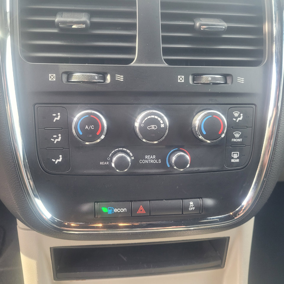 Used 2017 Dodge Grand Caravan SXT image 19