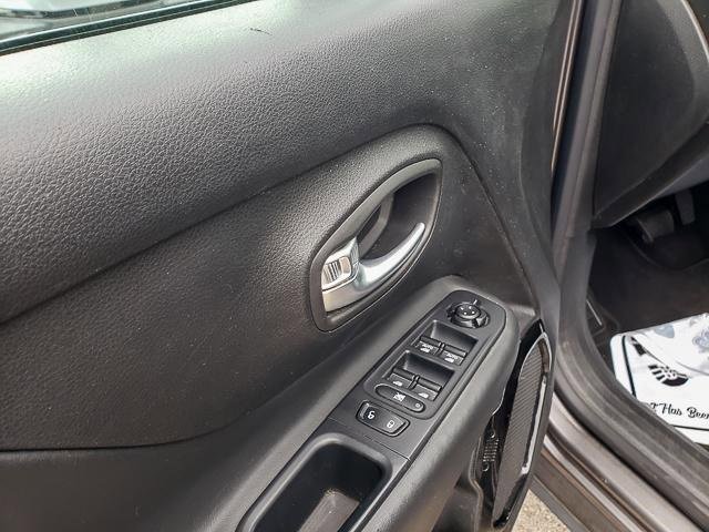 Used 2016 Jeep Renegade Latitude image 10