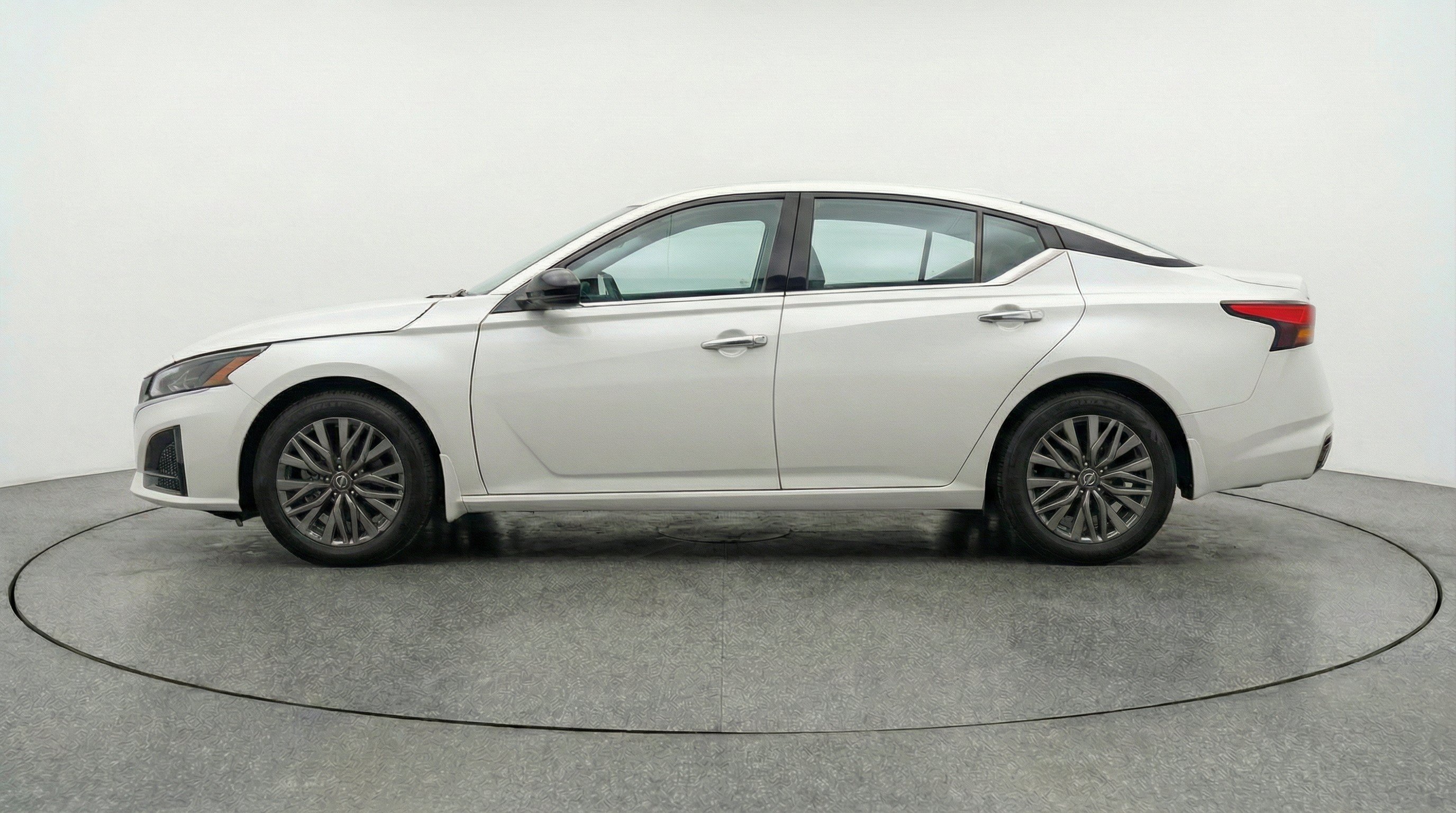 Used 2025 Nissan Altima 2.5 SV FWD image 5