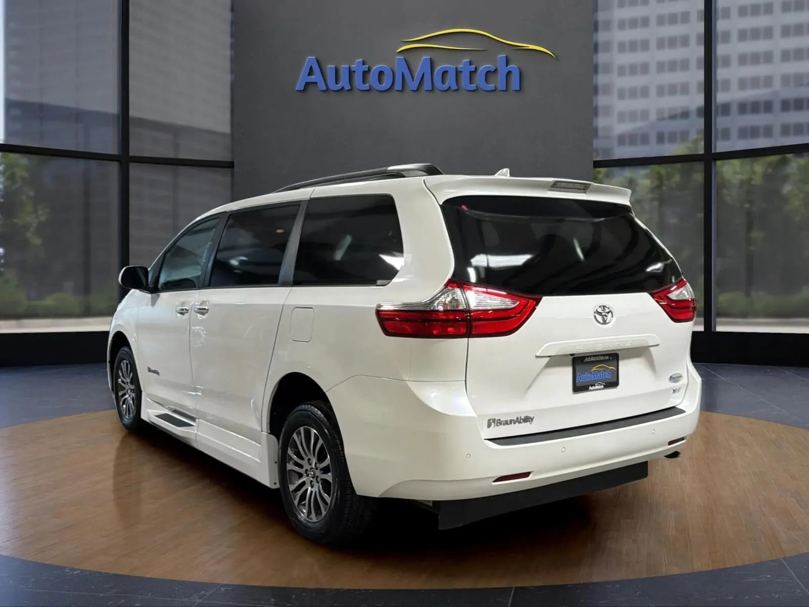 Used 2019 Toyota Sienna XLE w/ XLE Navigation Package FWD image 10
