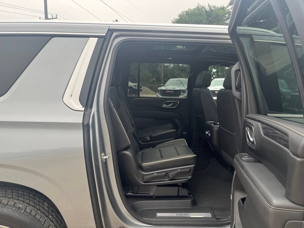 Used 2023 GMC Yukon XL SLT w/ SLT Premium Package AWD/4WD image 33