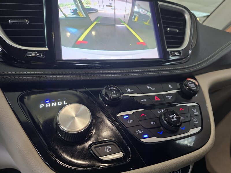 Used 2023 Chrysler Pacifica Touring-L FWD image 25