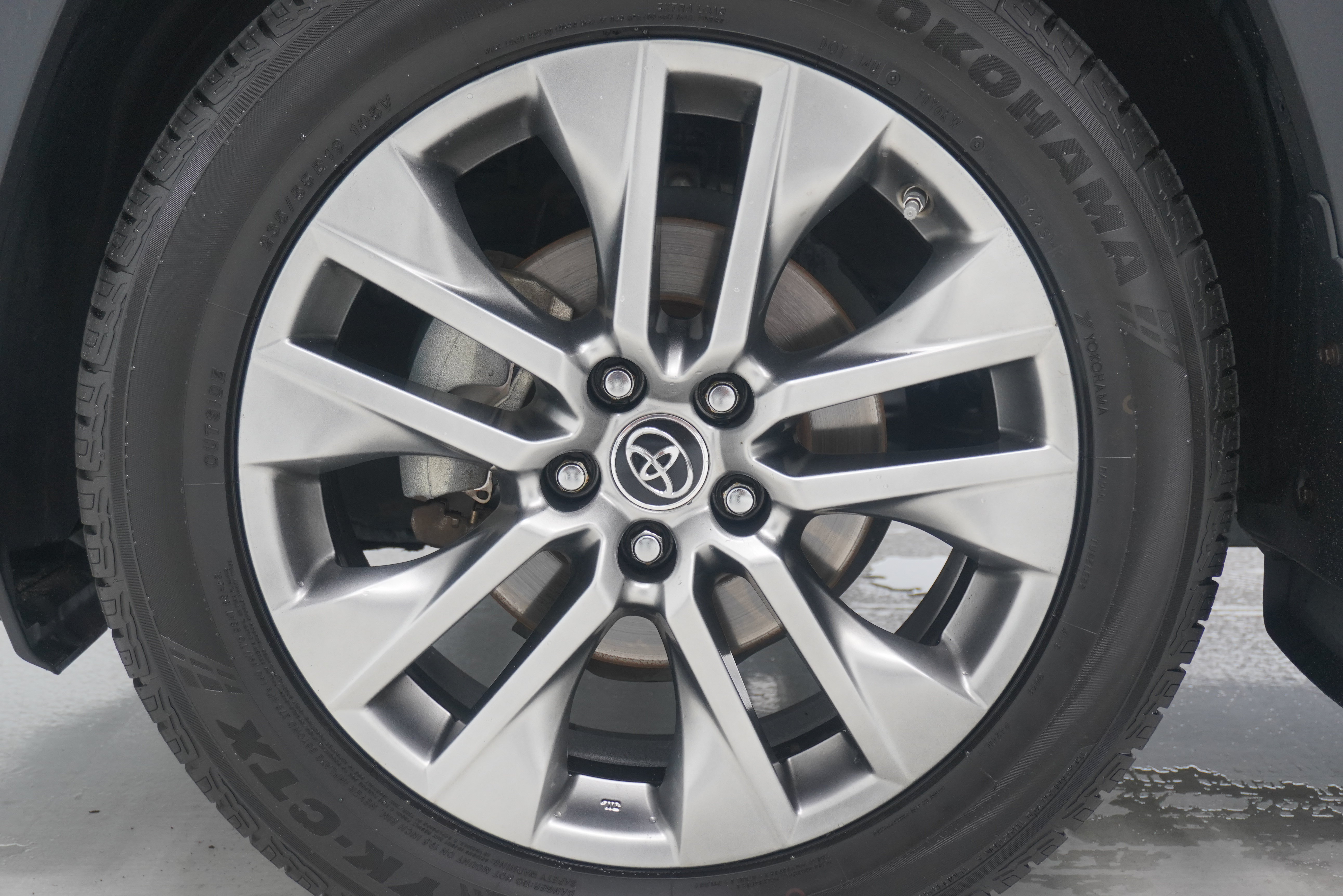 Used 2019 Toyota RAV4 Limited w/ Advanced Technology Package AWD/4WD image 31
