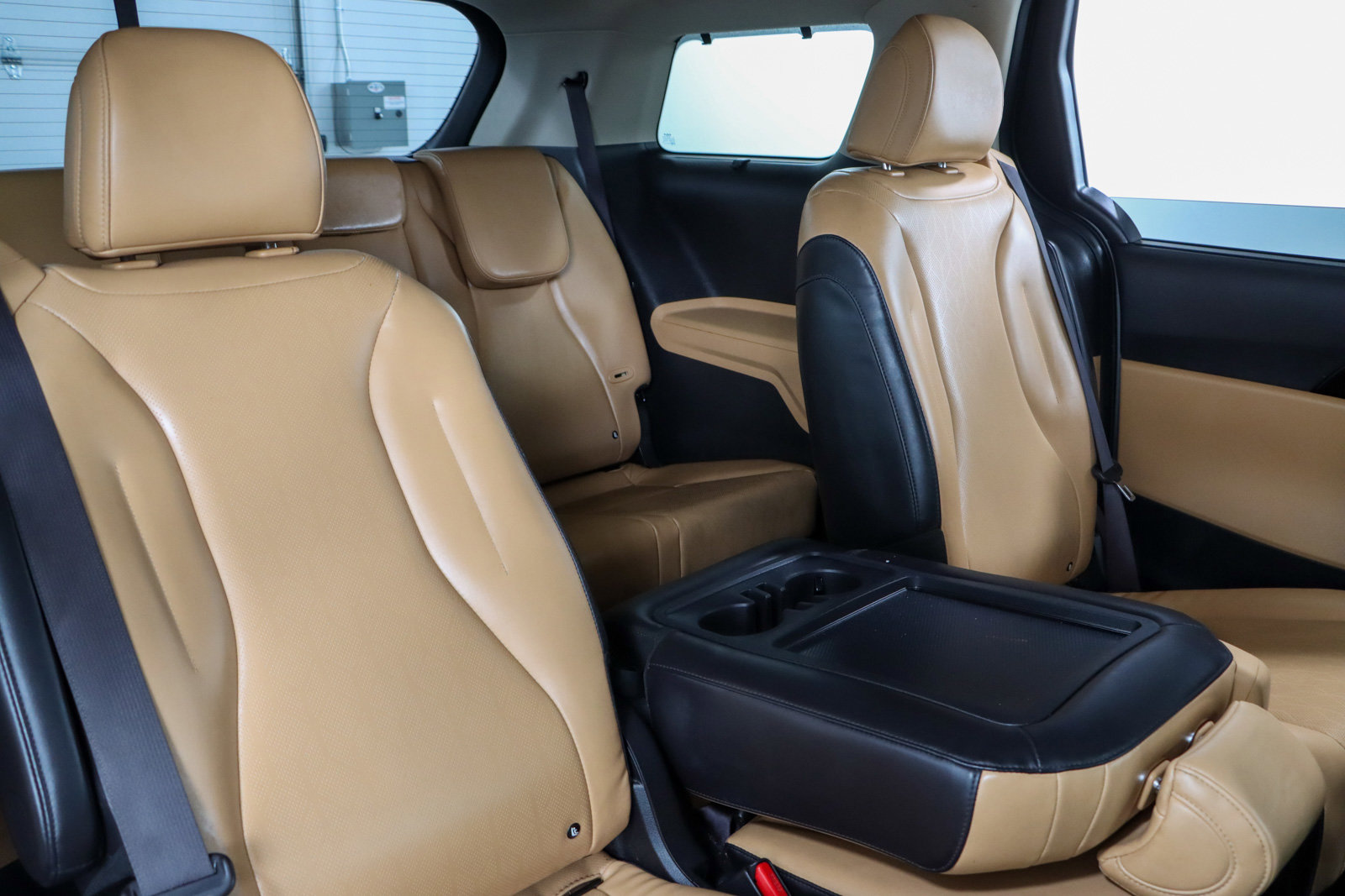 Used 2024 Kia Carnival EX image 28