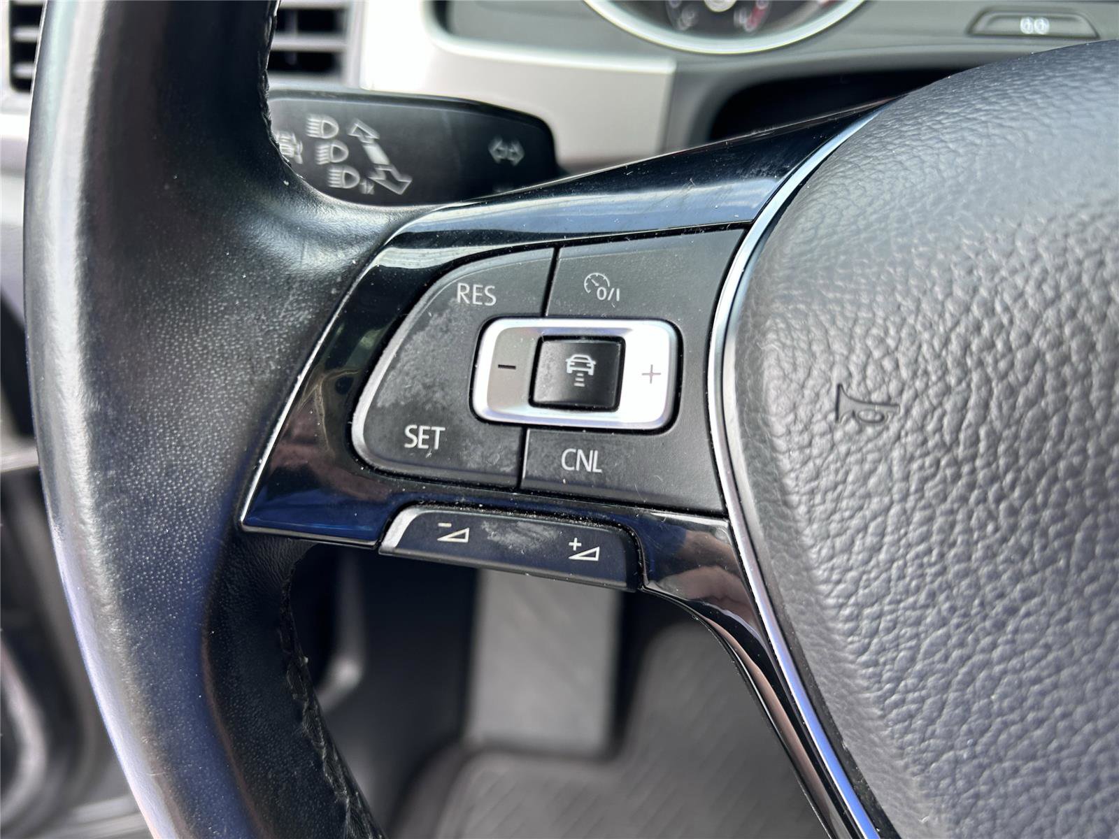 Used 2018 Volkswagen Atlas SEL FWD image 31