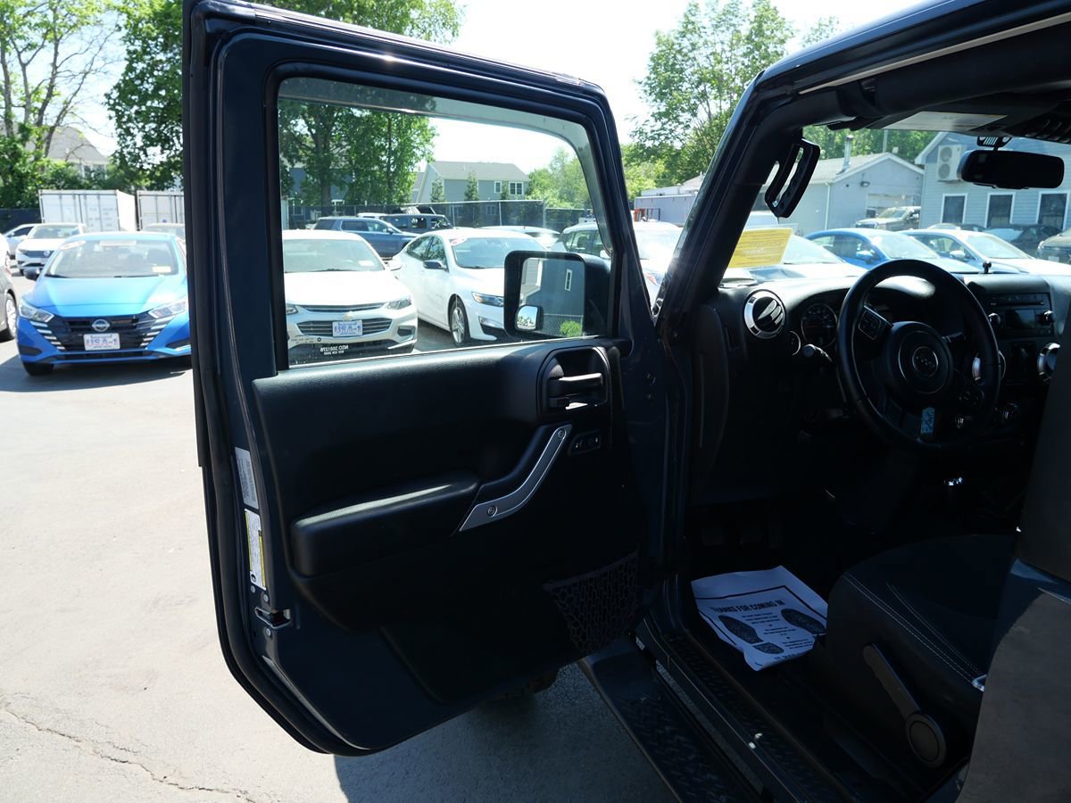 Used 2016 Jeep Wrangler Sahara w/ Connectivity Group AWD/4WD image 16
