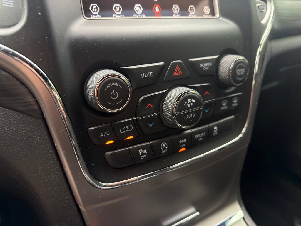 Used 2021 Jeep Grand Cherokee Laredo AWD/4WD image 31