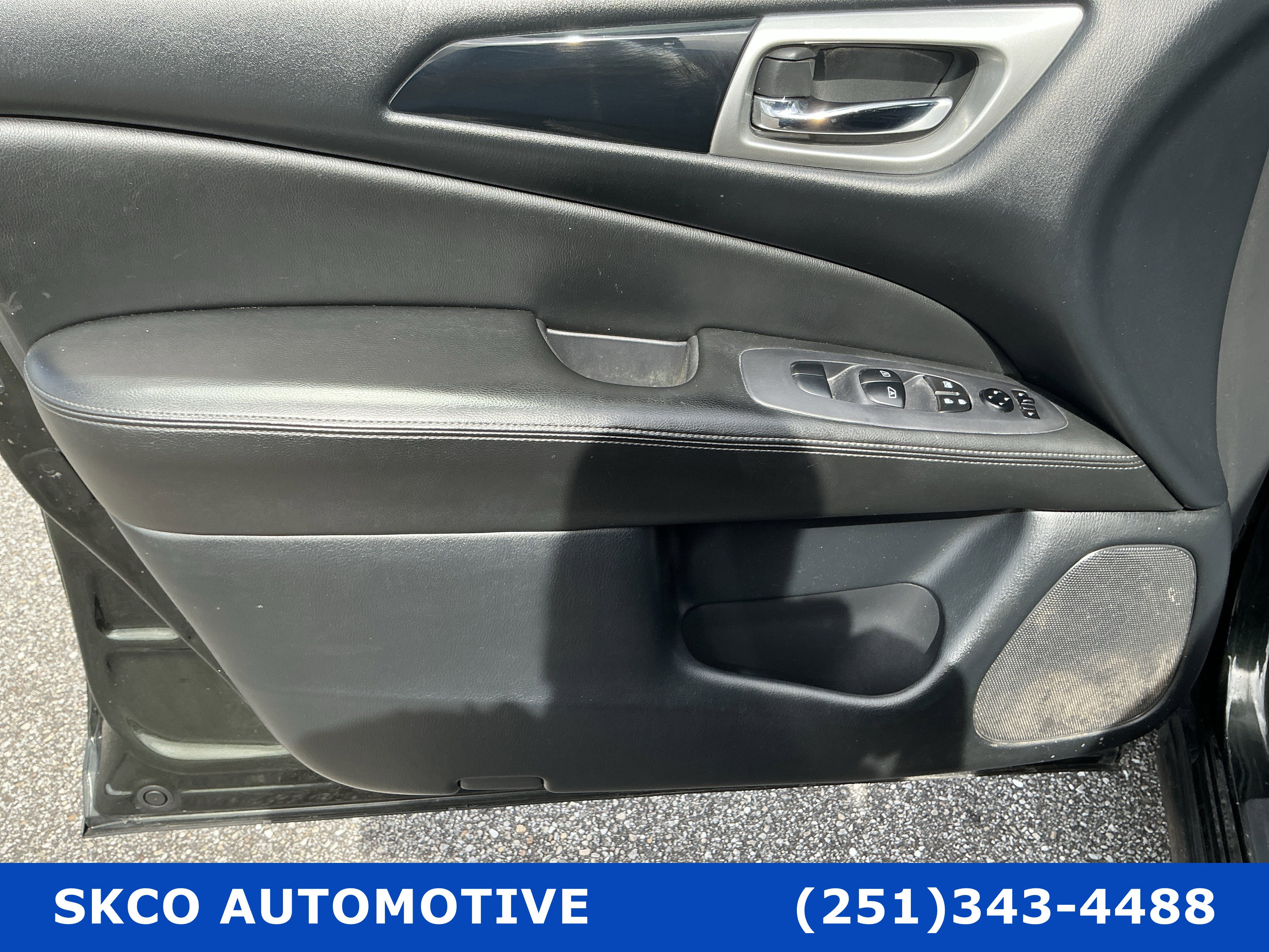 Used 2019 Nissan Pathfinder SV image 9