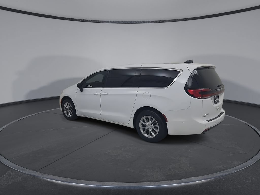 Used 2025 Chrysler Pacifica Select AWD/4WD image 13