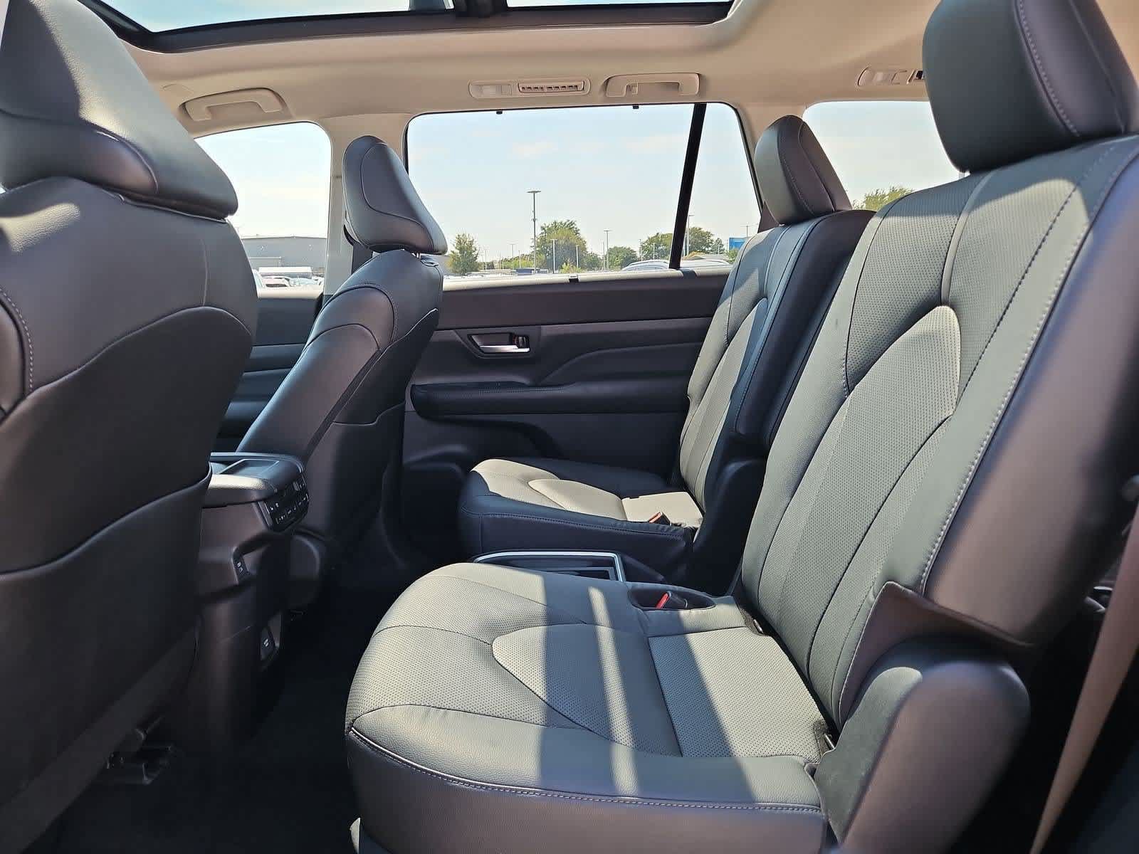 Used 2025 Toyota Grand Highlander AWD image 19