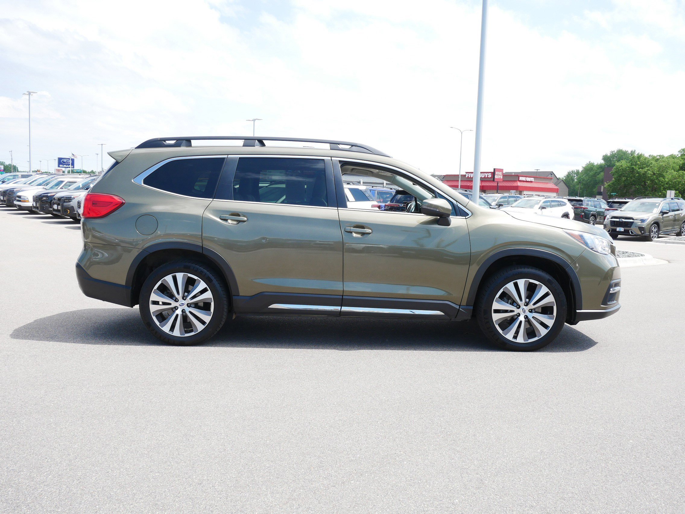 Used 2022 Subaru Ascent Limited w/ Technology Package AWD/4WD image 8