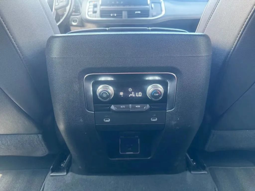 Used 2023 GMC Yukon XL SLT AWD/4WD image 21