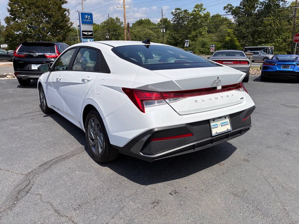 Used 2025 Hyundai Elantra Hybrid FWD image 5