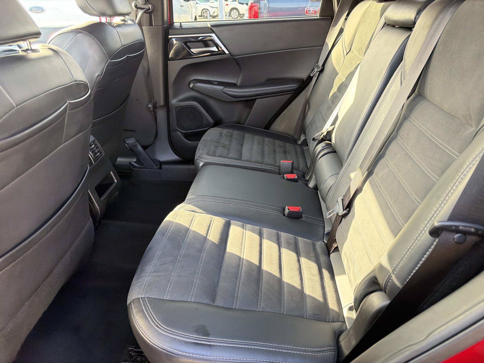 Used 2024 Mitsubishi Outlander AWD image 11