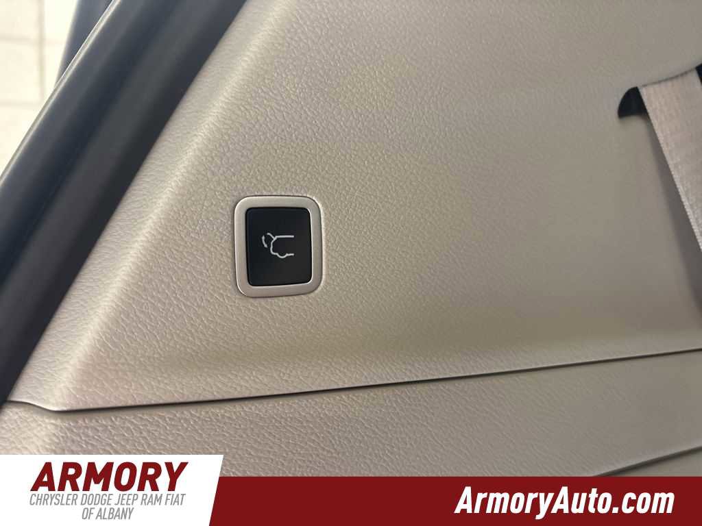 Used 2023 Chrysler Pacifica Touring-L w/ Uconnect Theater Family Group image 31