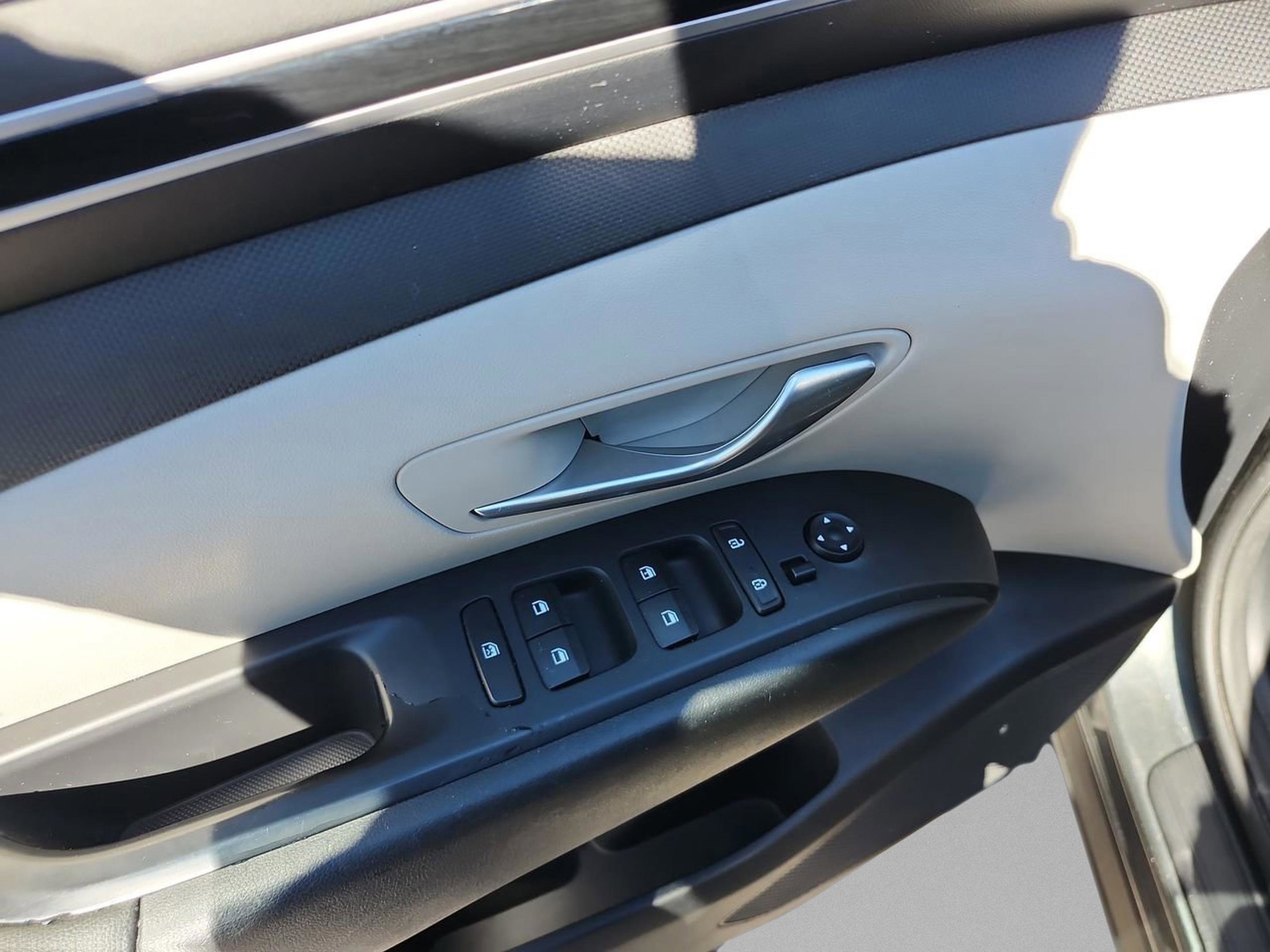 Used 2022 Hyundai Tucson SE image 15