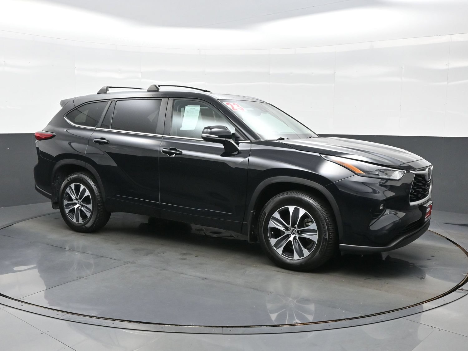Used 2023 Toyota Highlander XLE AWD/4WD image 7