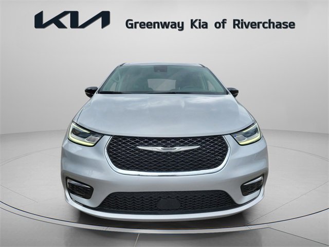 Used 2024 Chrysler Pacifica Touring-L image 2