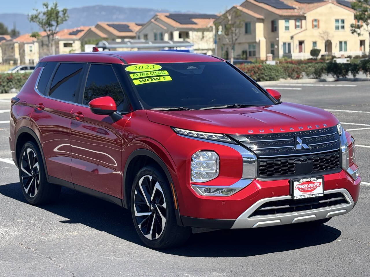 Used 2023 Mitsubishi Outlander SE image 1